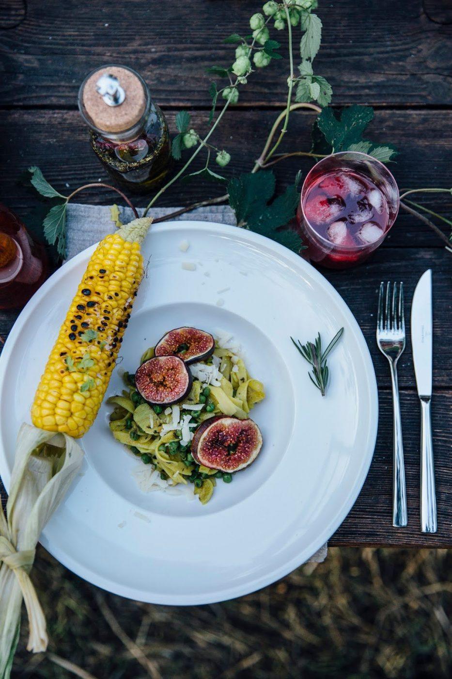 Image for A Gathering for Villeroy & Boch: gluten-free Pasta with Curry-Peas, roasted Figs and grilled Corn