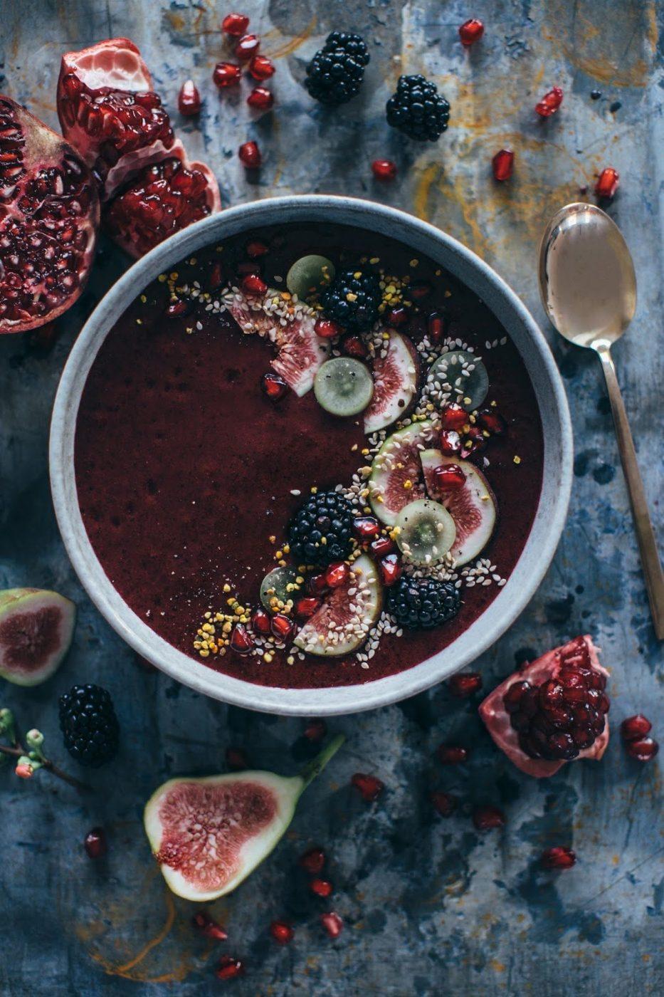 Image for Smoothie Breakfast Bowl with Pommegrante Juice and the Pommegrante-Series from Weleda