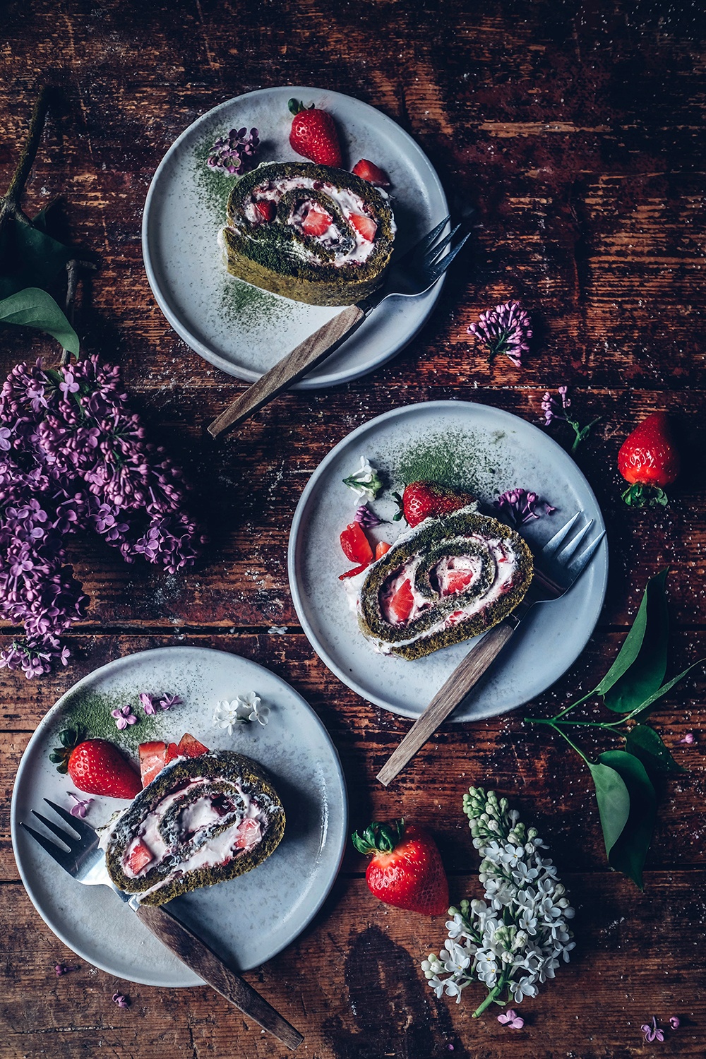 gluten-free matcha Swiss roll with strawberries