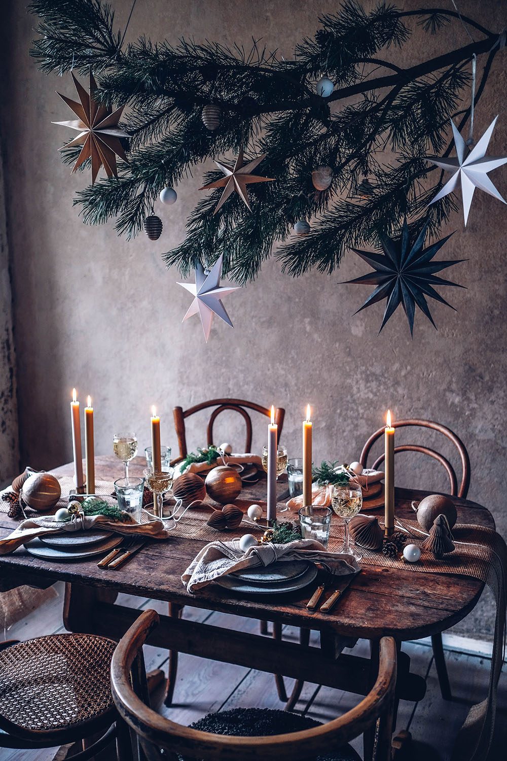 A Simple Christmas Table Setting