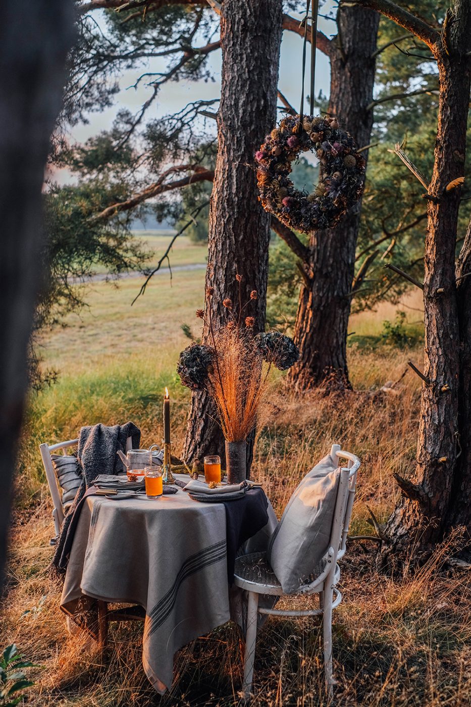 lovely linen table cloth dinner woods autumn decoration