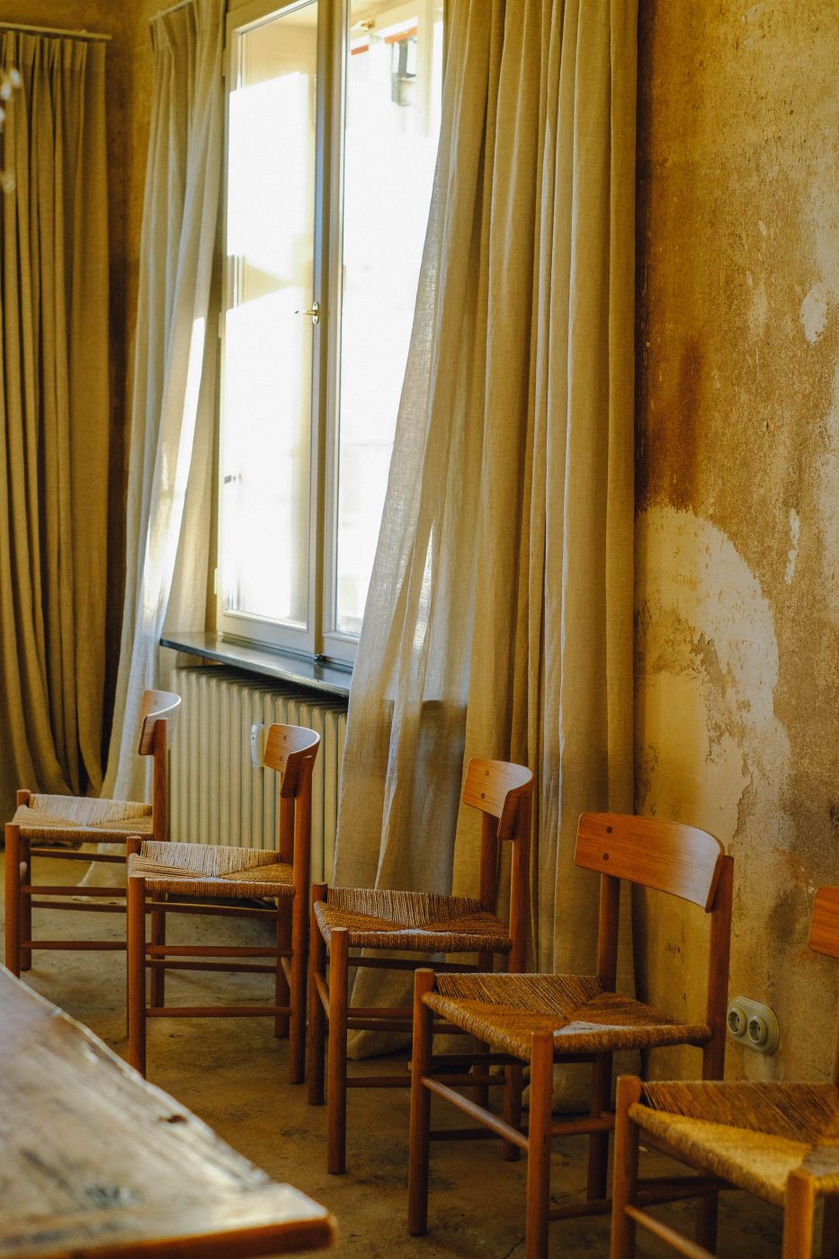 moody table setting candle golden morning christmas decoration