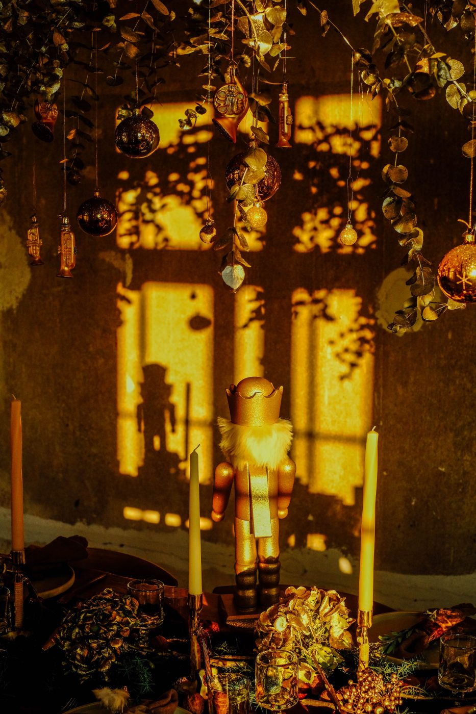 glitter glimmer christmas tree decoration ideas gold silver table setting