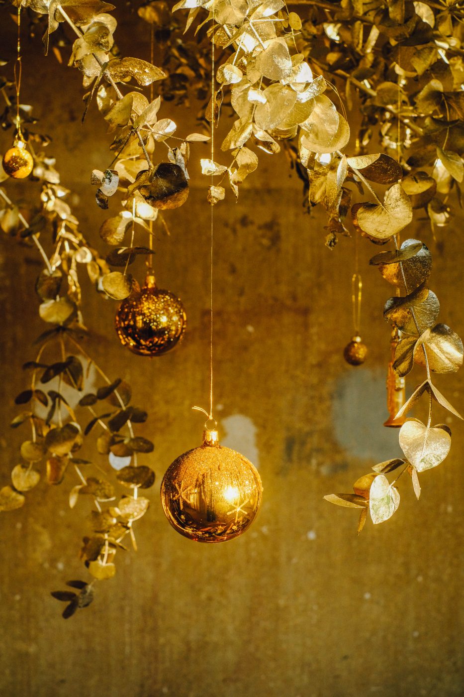 glitter glimmer christmas tree star decoration ideas gold silver table setting