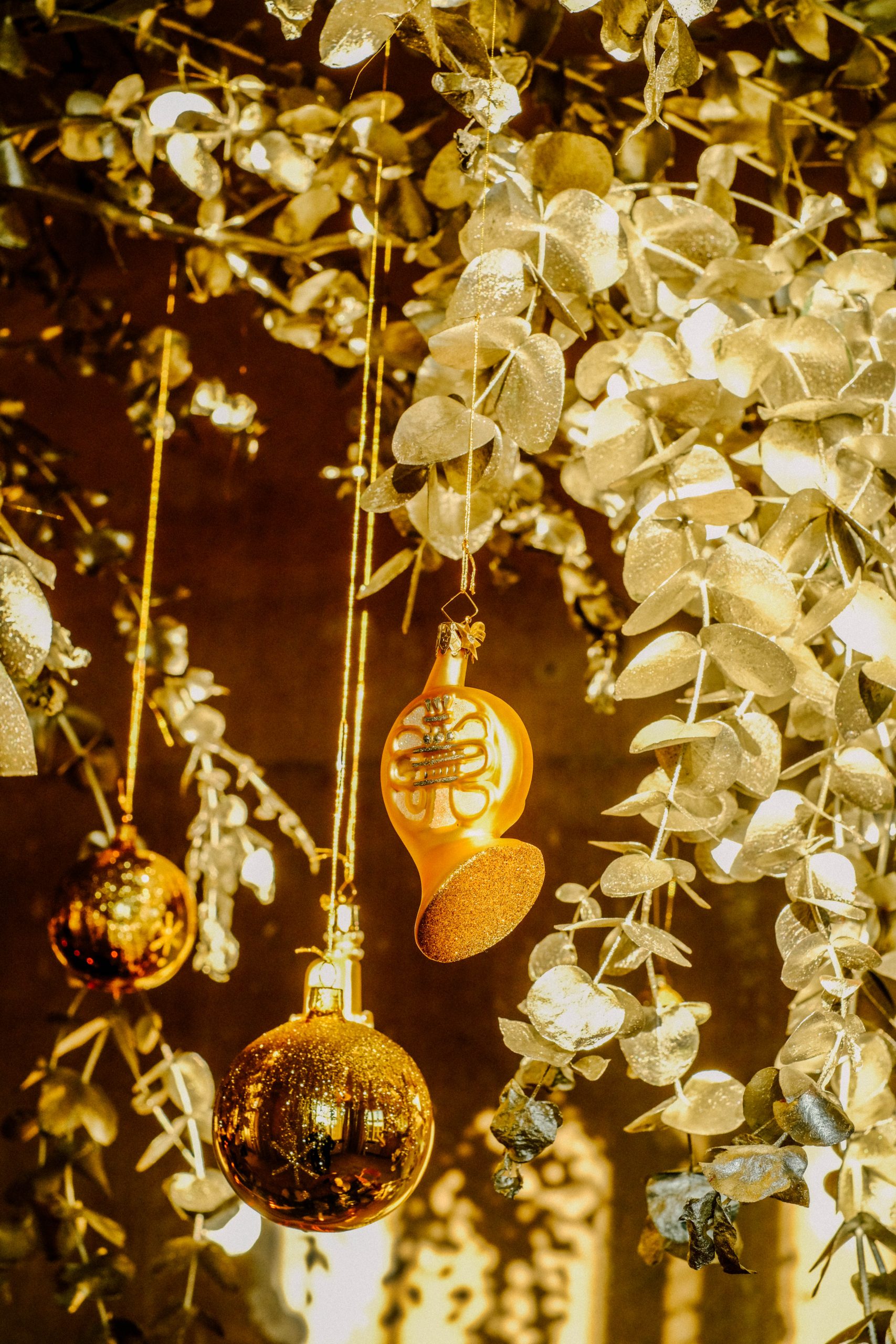 glitter glimmer christmas tree decoration ideas gold silver table setting