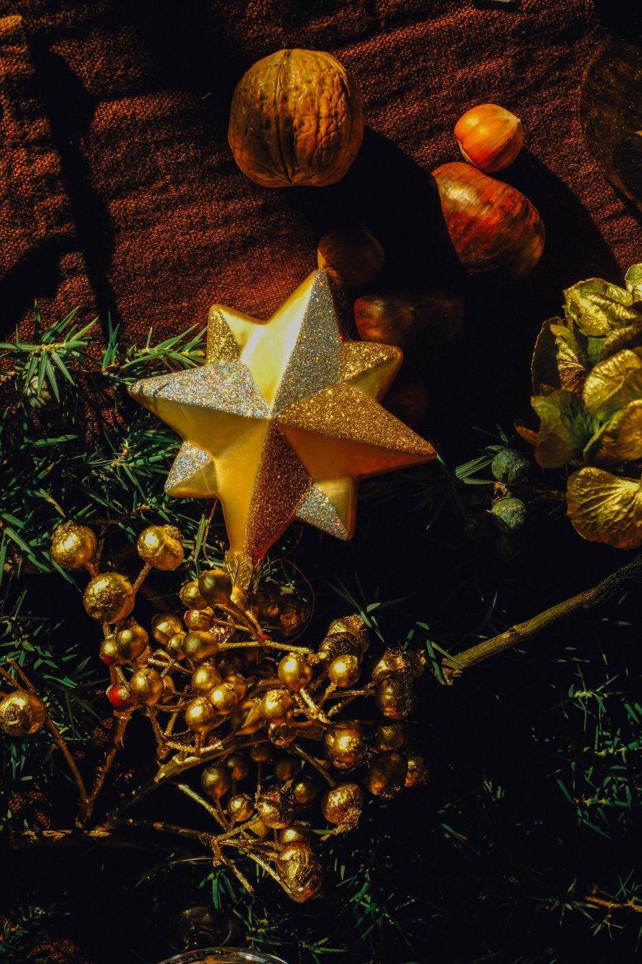 glitter glimmer christmas tree star decoration ideas gold silver table setting